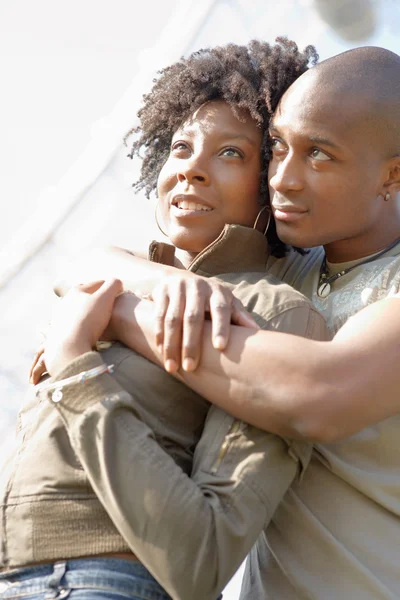 Vonzó afro-amerikai házaspár átölelve, míg a látogató London — Stock Fotó