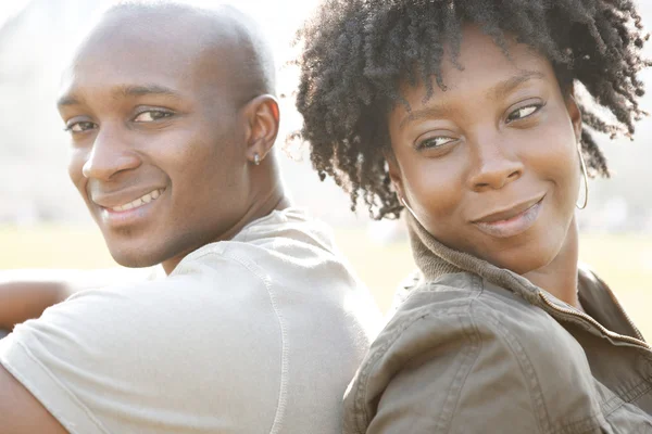 Genç Afro-Amerikan çift otururken arkaya tatile Londra ziyaret ederken