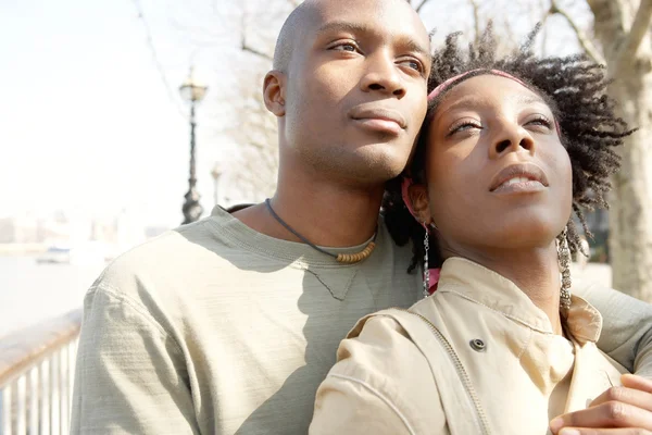 Pareja afroamericana visitando la ciudad de Londres — Foto de Stock