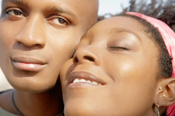 Casal afro-americano com as cabeças juntas — Fotografia de Stock