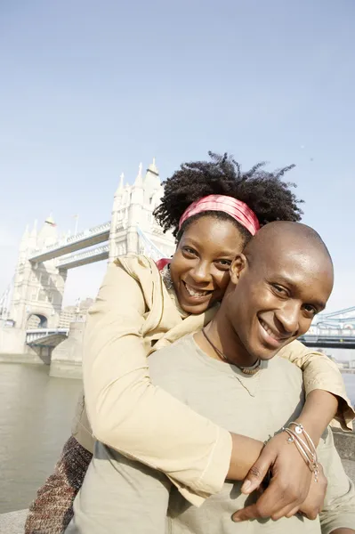 Jovem casal afro-americano na Tower Bridge de Londres — Fotografia de Stock