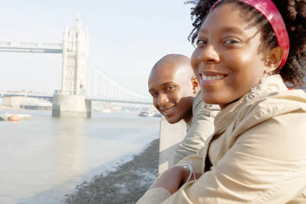 Pareja de turistas afroamericanos visitando la Torre de Londres — Foto de Stock