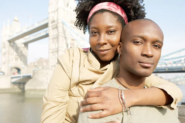 Pareja de turistas afroamericanos visitando la Torre de Londres — Foto de Stock