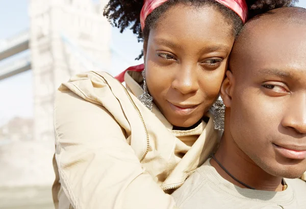 Atraente casal afro-americano visitando a Torre de Londres — Fotografia de Stock