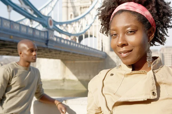 Retrato de um homem e uma mulher afro-americanos ao lado da Tower Bridge — Fotografia de Stock