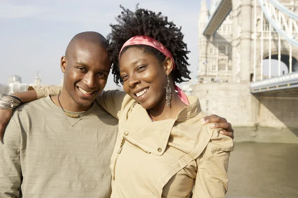 Londra'nın Tower Bridge genç Afro-Amerikan çifte