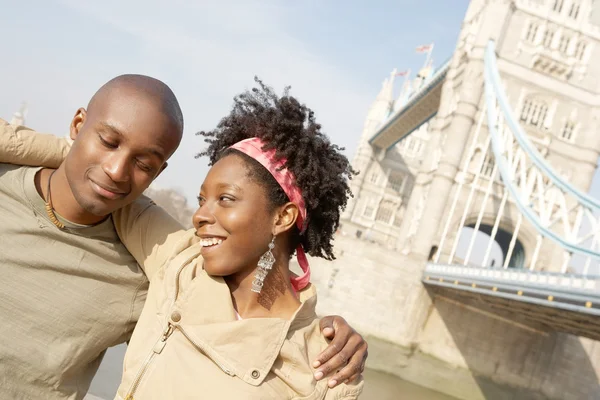 Joven pareja negra atractiva visitando la Torre de Londres — Foto de Stock