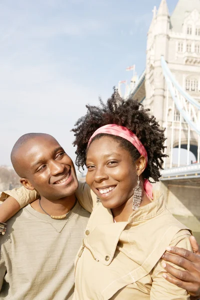 Joven pareja negra atractiva visitando la Torre de Londres — Foto de Stock