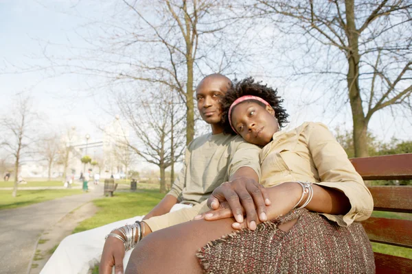 parkta bir bankta oturup, genç, çekici siyah Çift