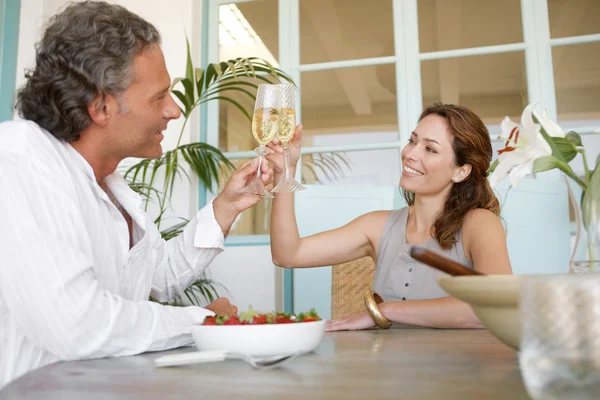 Olgun Ascot kadeh şampanya ve çilek yeme.