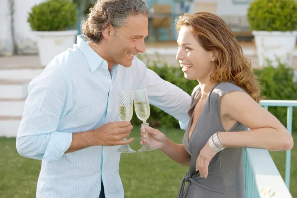 Pareja madura brindando con champán mientras está en el jardín de Vignard . — Foto de Stock