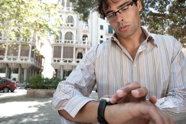 Klasik şehir dış dururken saatini kontrol işadamı.