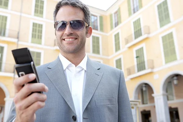 Podnikatel používat svůj chytrý telefon — Stock fotografie
