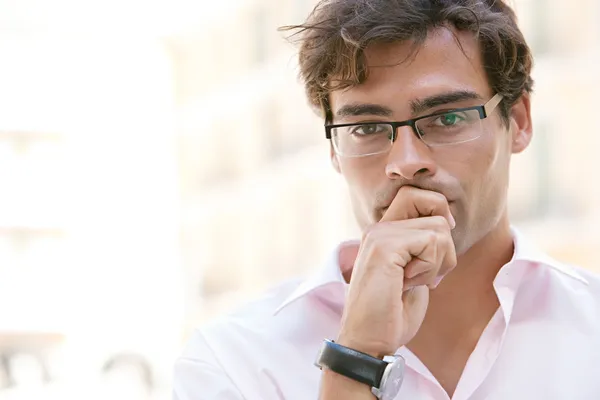 endişe ve ofis binaları yanında dururken düşünceli olmak cazip iş adamı