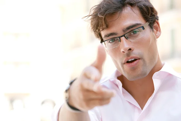 Homem de negócios atraente apontando para a câmera com é dedos — Fotografia de Stock
