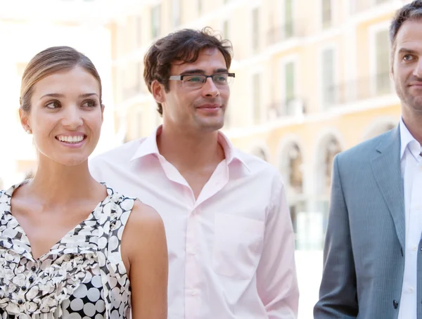 Tre business in piedi insieme accanto a un classico edificio per uffici in città in una giornata di sole — Foto Stock