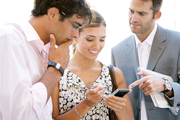 Equipe de três negócios ocupados se reunindo em torno de uma reunião casual ao ar livre — Fotografia de Stock