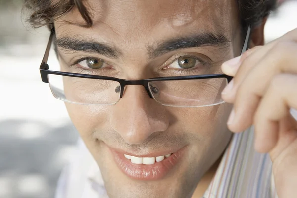 Retrato de un atractivo hombre de negocios con gafas y sonriente — Foto de Stock