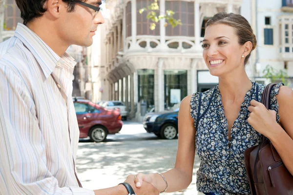 Businessman and businesswoman shaking hands in business agreement — Stock Photo, Image