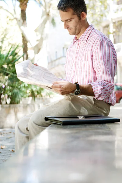 Senior affärsman läser en tidning — Stockfoto