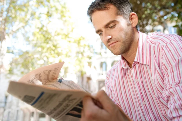 Retrato de un hombre de negocios mayor leyendo un periódico financiero — Foto de Stock