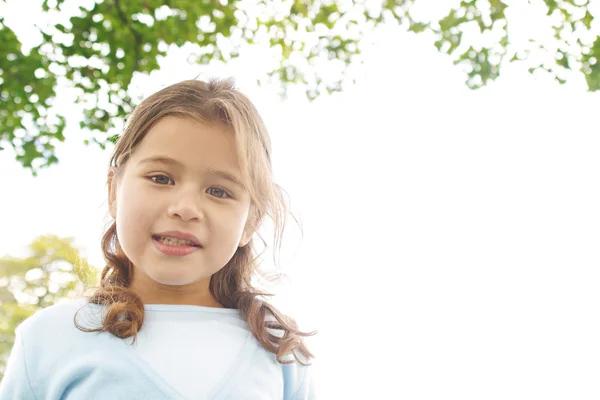 カメラに笑顔公園で若い女の子の肖像画. — ストック写真