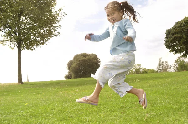 공원에서 점프 하는 어린 아이. — 스톡 사진