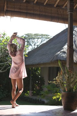 kadın kol outstreched