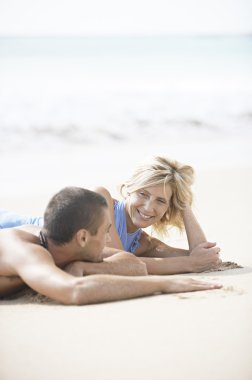 genç bir çift aşık bir beyaz kum plajı üzerinde bırakmasını portresi.