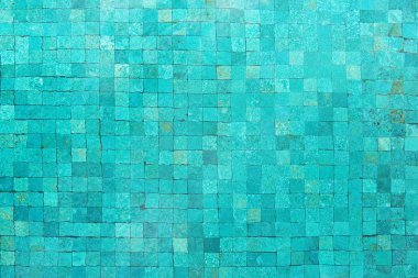 Mavi Yüzme Havuzu Mozaik çini ve durgun su üzerinde kafa görünümü.