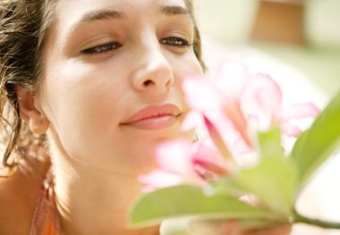 çekici kız bir tropikal Pembe çiçek kokulu