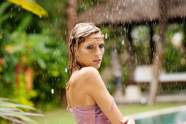 tropikal yağmur onu egzotik bir bahçeye düşen zevk güzel ve mutlu bir kadın portresi.