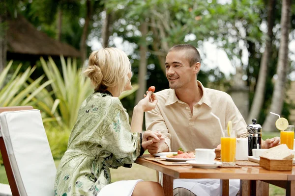 Jovem casal atraente tomando café da manhã — Fotografia de Stock