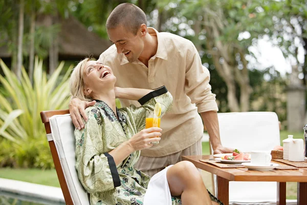 Giovane coppia ridendo mentre fa una colazione di lusso — Foto Stock