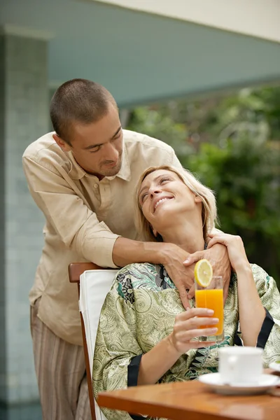 Young couple enjoying breakfast while on vacations in a tropical destination. — Stock Photo, Image