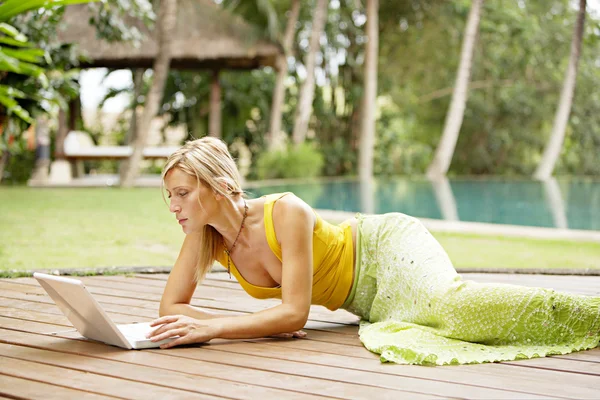 dizüstü bilgisayar kullanan çekici kadın