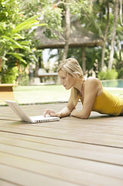 dizüstü bilgisayar kullanan çekici genç kadın