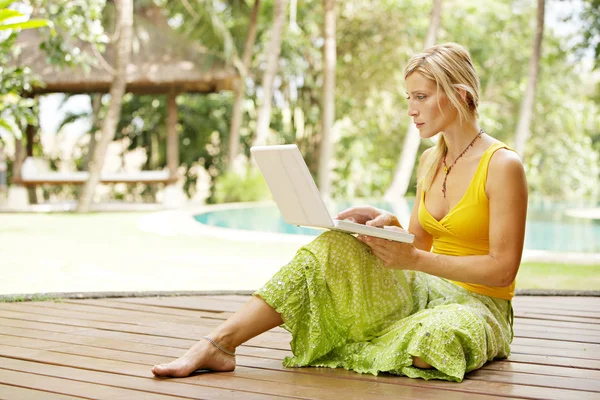 dizüstü bilgisayar kullanan çekici kadın