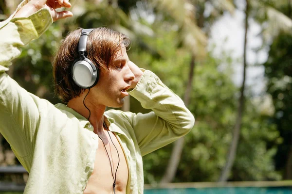 Young attractive man listening to music with headphones — Stock Photo, Image