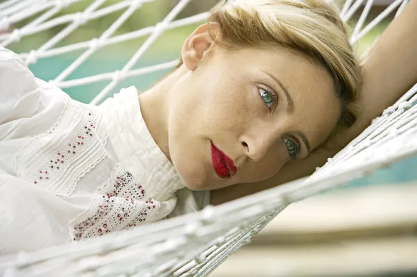 Aantrekkelijke blonde vrouw op een hangmat tot vaststelling van — Stockfoto