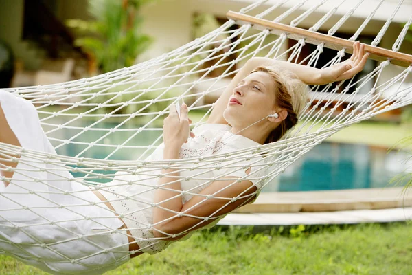bırakmasını ve beyaz bir hamak rahatlatıcı çekici genç kadın