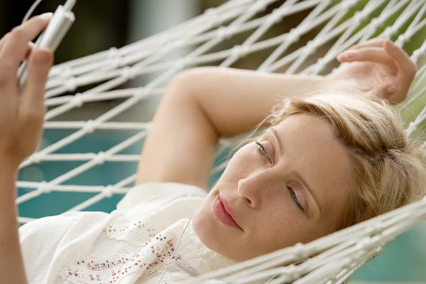 年轻漂亮的女人躺在一张吊床 — 图库照片