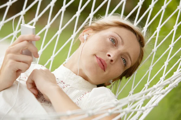 genç güzel kadın bir hamak bırakmasını