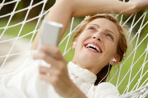 genç güzel kadın bir hamak bırakmasını