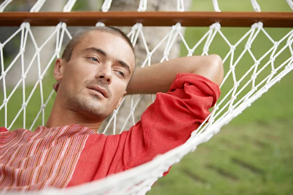 Uomo attraente rilassante su un'amaca — Foto Stock