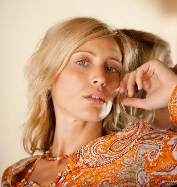 Retrato de uma mulher atraente vestindo uma camisa laranja tropical . — Fotografia de Stock