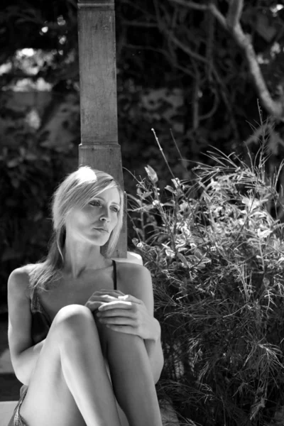 Fekete-fehér portré egy gyönyörű fiatal nőről. — Stock Fotó