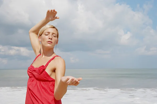 Jeune femme séduisante pratiquant les arts martiaux sur une plage . — Photo