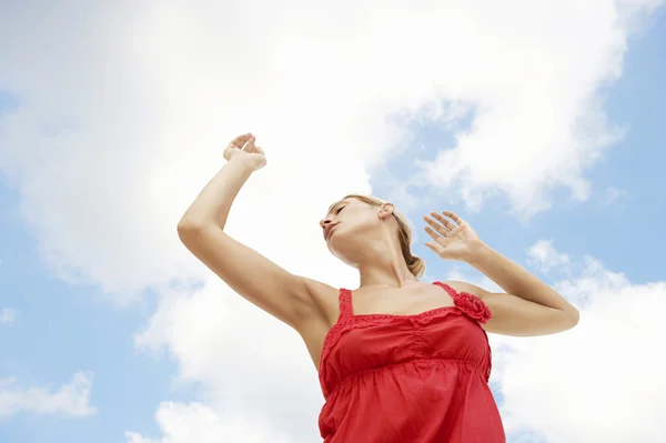 Sob vista de uma jovem mulher fazendo ioga contra o céu . — Fotografia de Stock