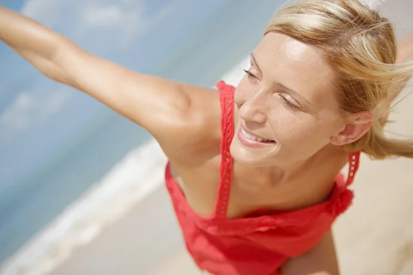 Atractiva mujer bailando en una playa con el horizonte y el cielo — Foto de Stock